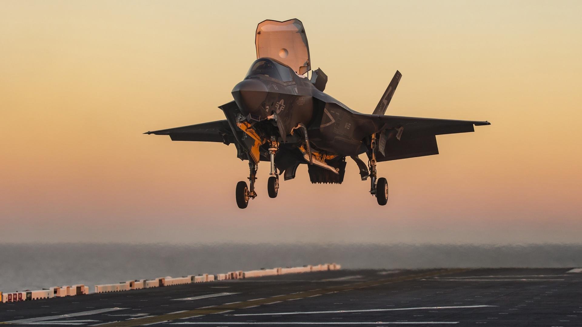 爱游戏app-“闪电超车瞬间！”——赛车界的年度绝美瞬间，闪电跑车